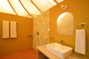 Dusche, Hydromassagedusche, Handtücher, Seife
