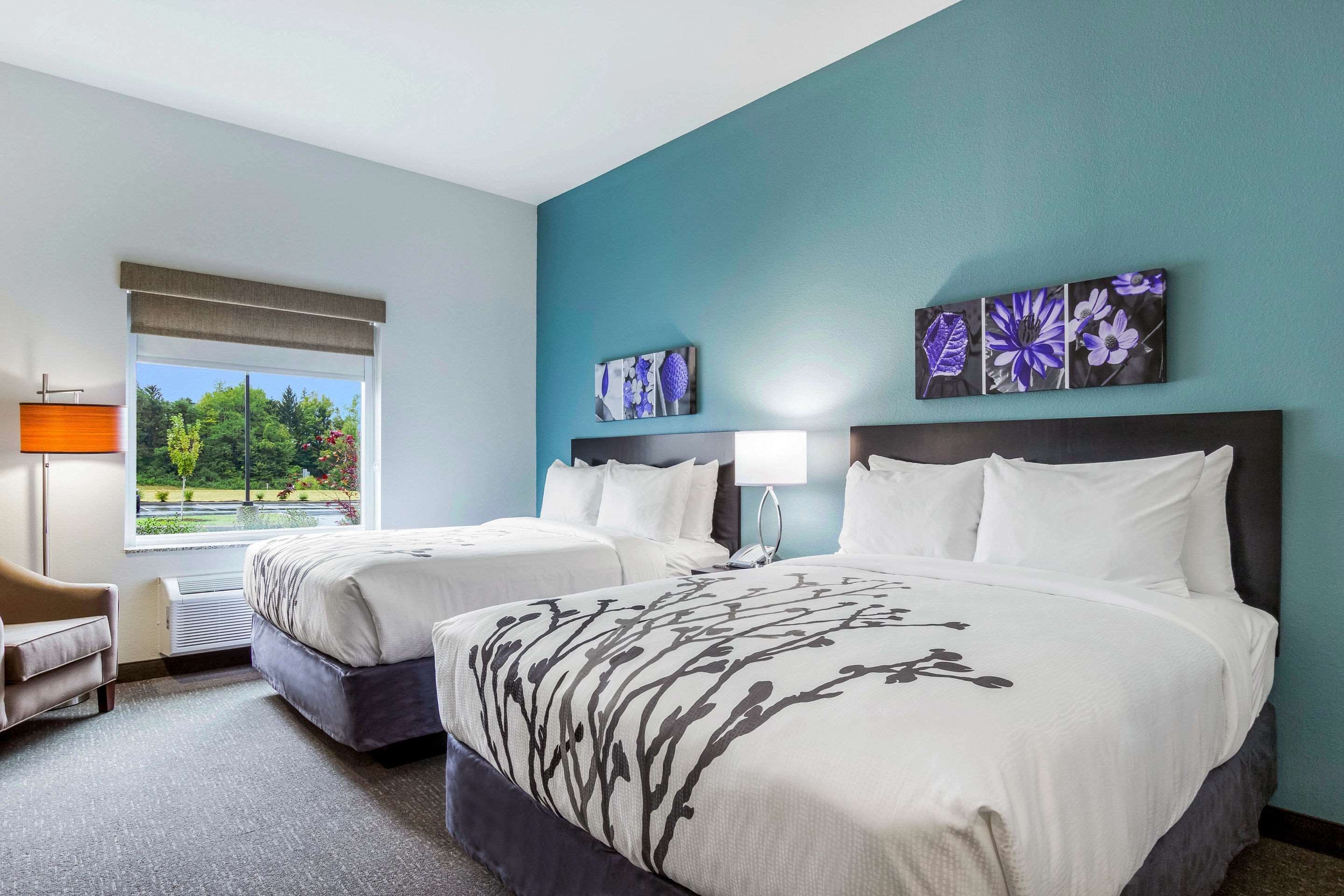 Ropa de cama de alta calidad, colchones con pillow-top y escritorio 