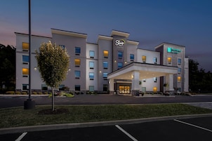 Un hotel Sleep Inn con fachada moderna, múltiples accesos y una entrada bien iluminada.