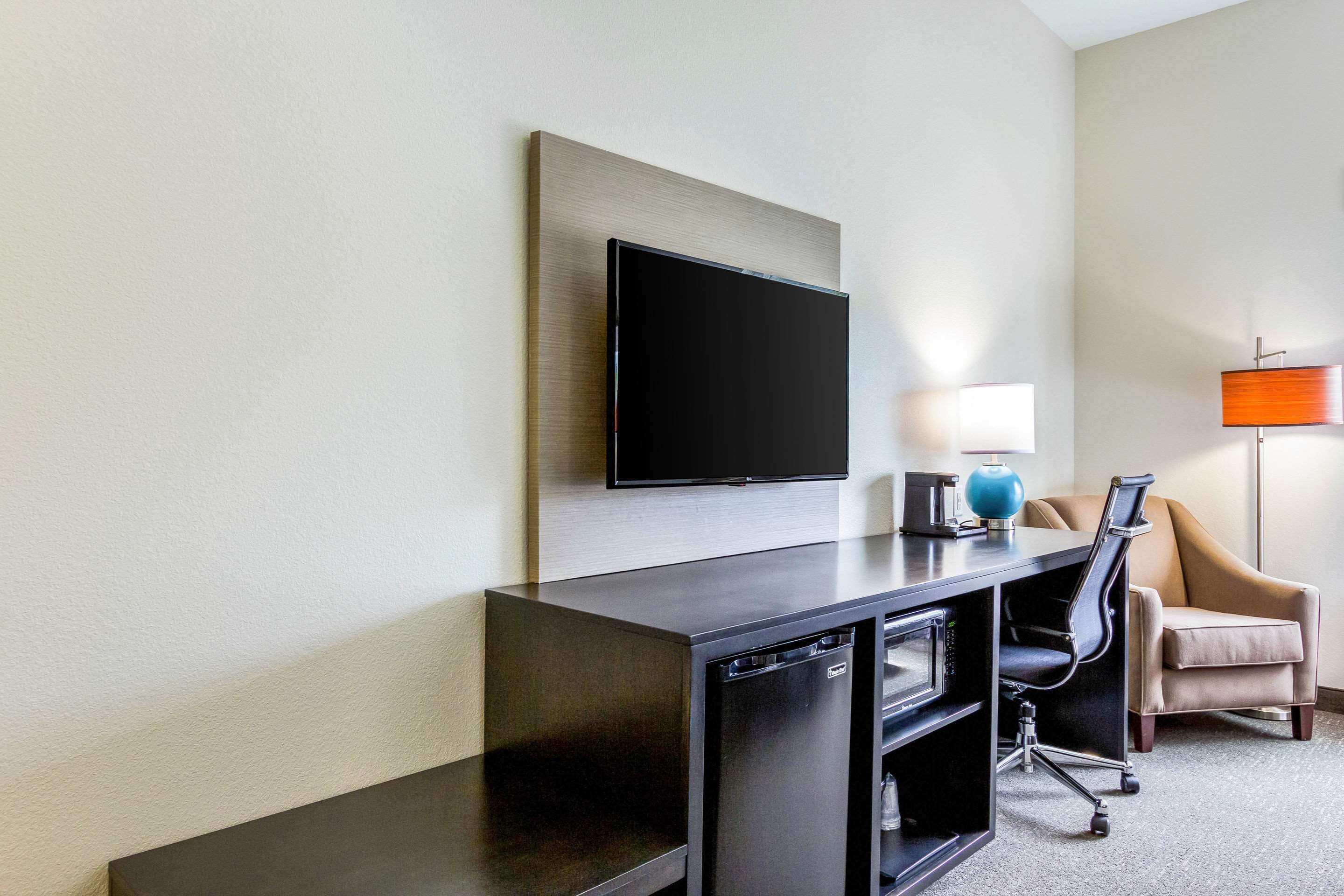 standard room, 2 queen beds, non smoking | premium bedding, pillow-top beds, desk, laptop workspace