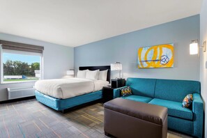 Escritorio, espacio para trabajar con laptop y cortinas blackout 