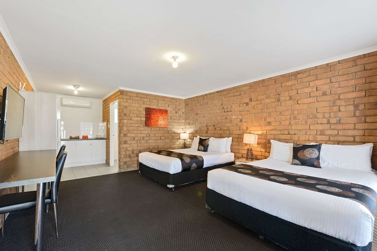 deluxe room, 2 queen beds | minibar, free wifi, bed sheets