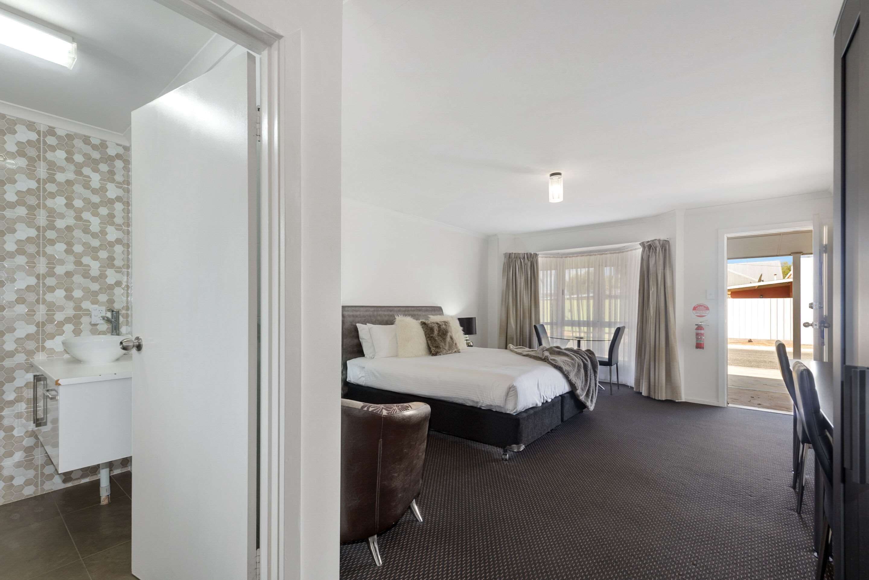 deluxe room, 1 king bed | minibar, free wifi, bed sheets