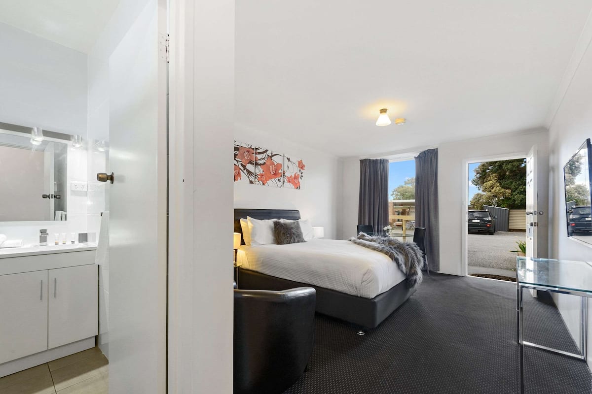 executive room, 1 queen bed | minibar, free wifi, bed sheets