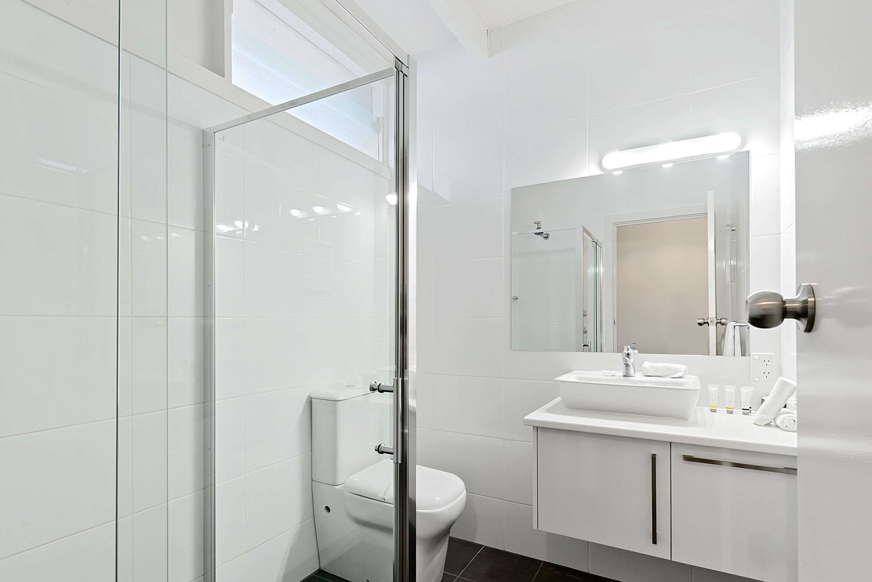 standard room (1 queen bed, 1 twin bed) | minibar, free wifi, bed sheets