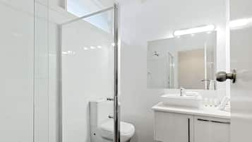 Standard Room (1 Queen Bed, 1 Twin Bed) | Minibar, free WiFi, bed sheets