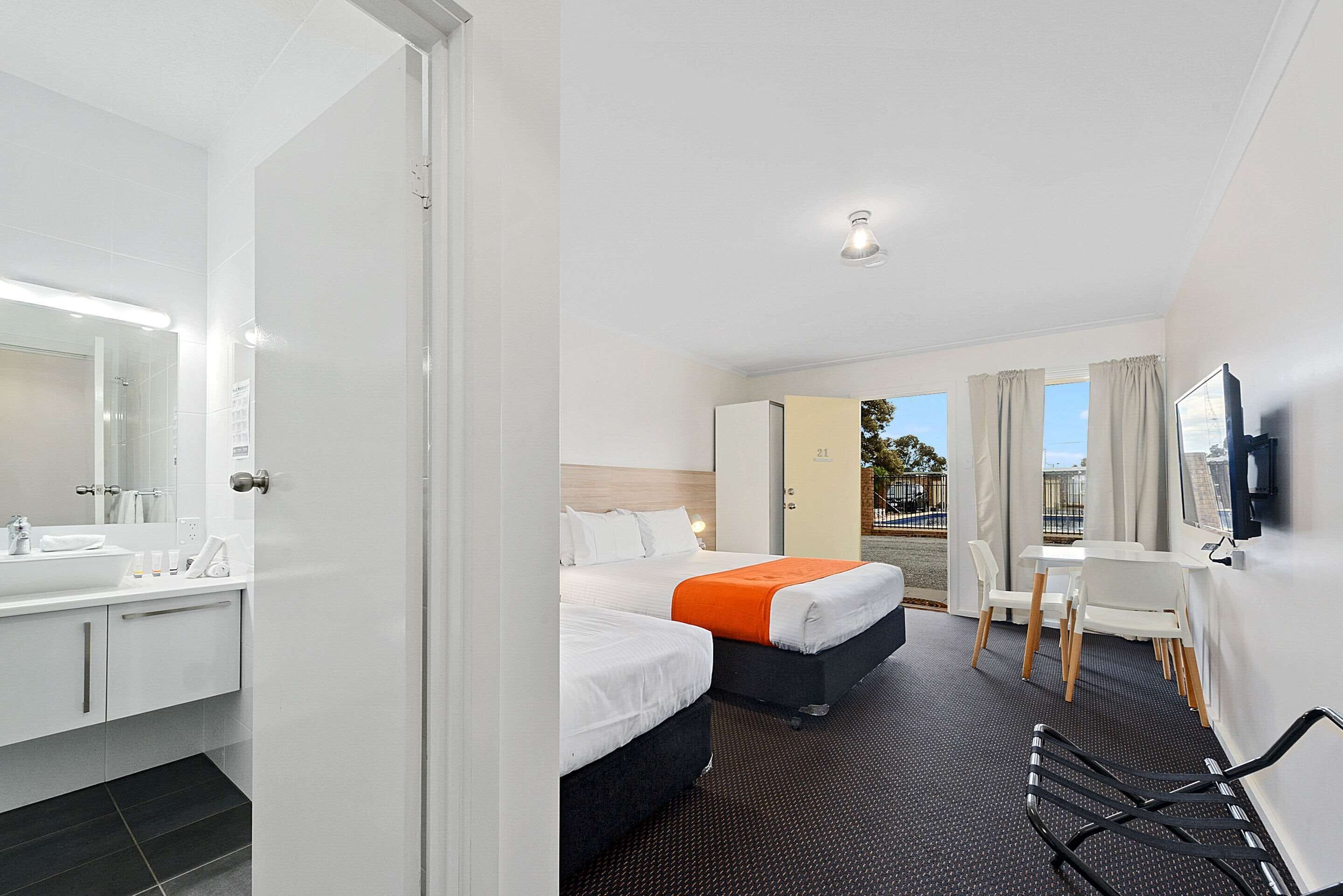 standard room (1 queen bed, 1 twin bed) | minibar, free wifi, bed sheets