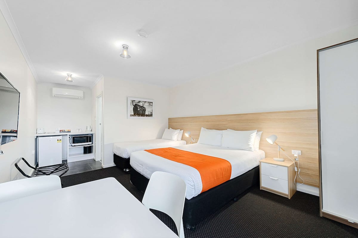 Standaard kamer (1 Queen Bed, 1 Twin Bed) | Een minibar, gratis wifi, beddengoed