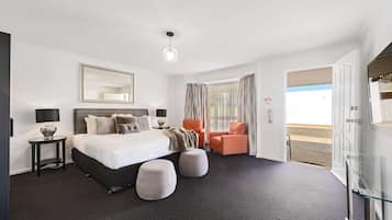 Luxury Room, 1 King Bed | Minibar, free WiFi, bed sheets