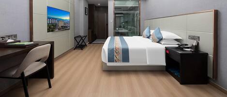 Una habitación de hotel moderna con una cama grande, un escritorio y una silla.