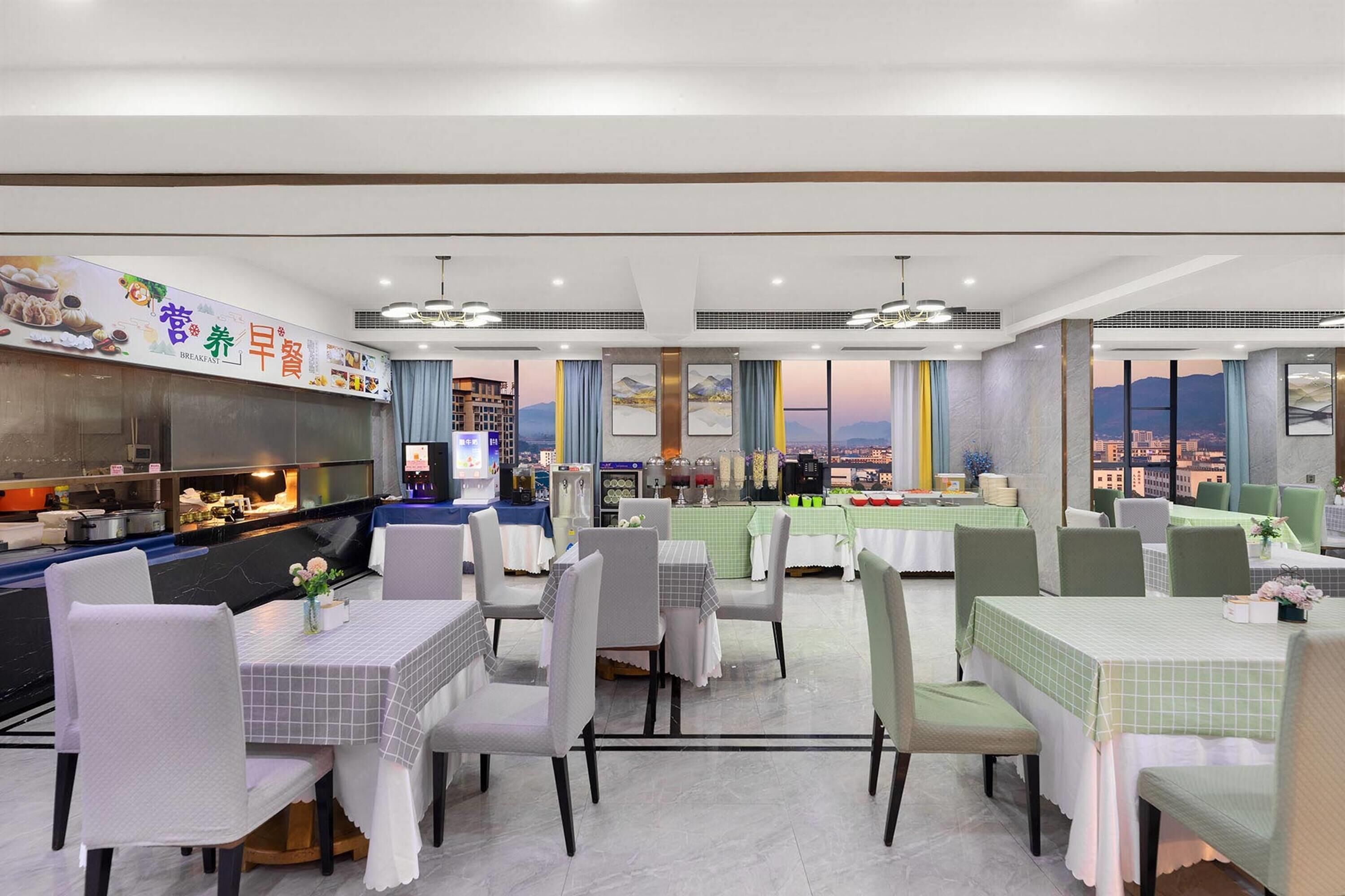 Café da manhã com buffet grátis todos os dias
