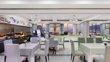 Café da manhã com buffet grátis todos os dias