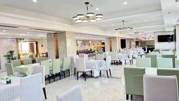 Esmorzar diari d'estil bufet gratuït