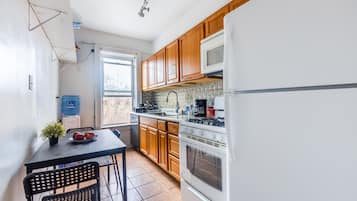 Refrigerador con freezer, microondas, horno, placa de cocina