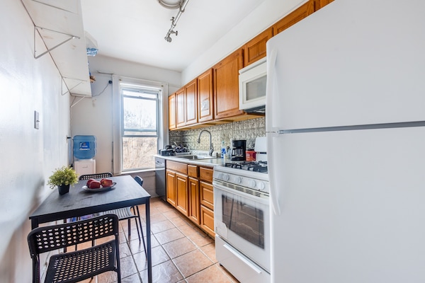 Full-sized fridge, microwave, oven, stovetop