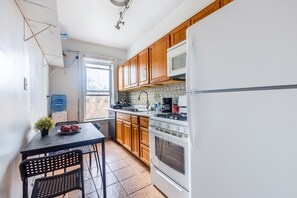 Grand réfrigérateur, micro-ondes, four, plaque de cuisson