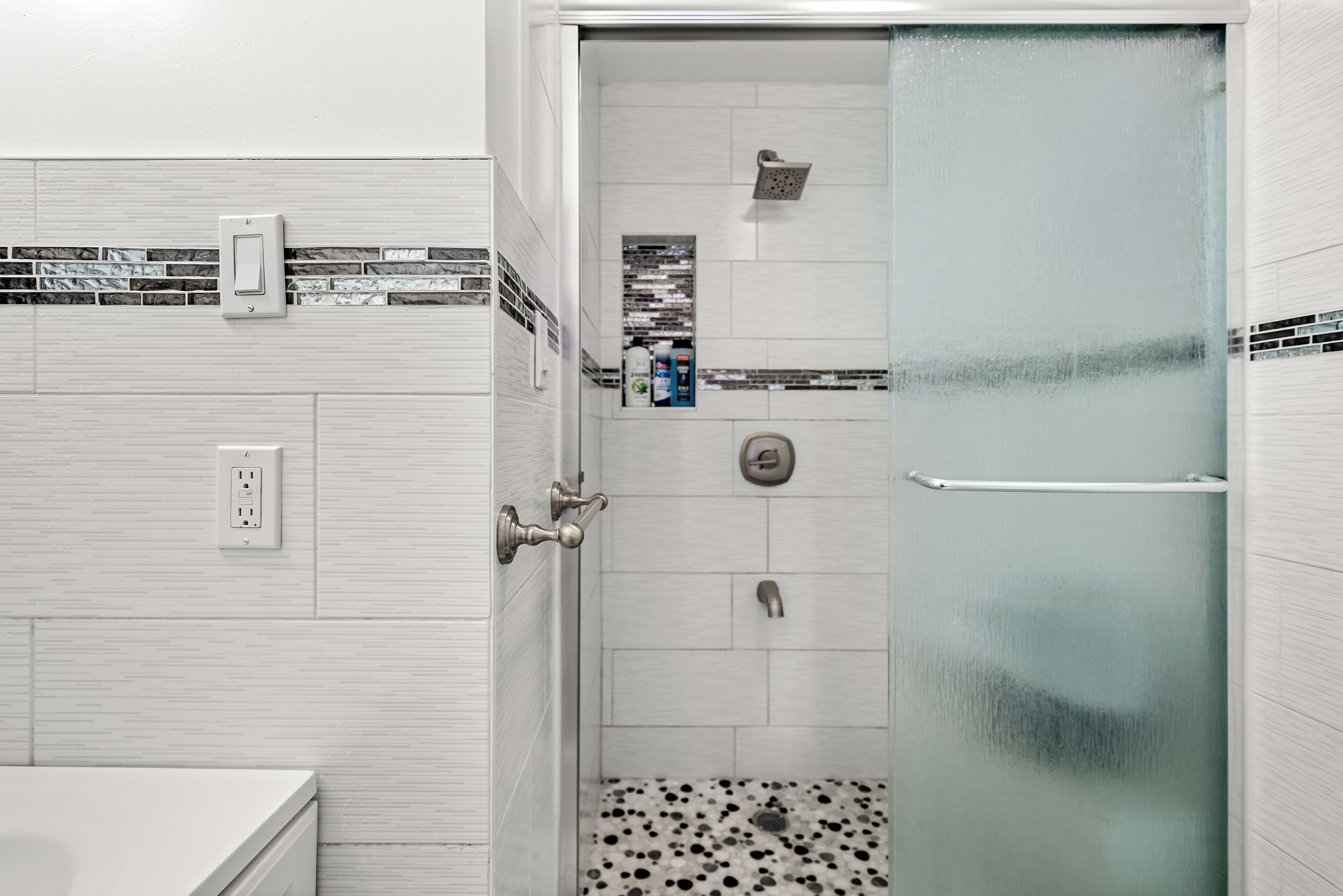 Zimmer, Blick auf den Innenhof | Badezimmer | Duschwanne, Hausschuhe