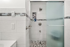 Room 5 with private bathroom | Bathroom | Combined shower/bathtub, slippers
