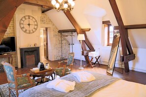 Habitació superior | Roba de llit d'alta qualitat i caixa forta a l'habitació 