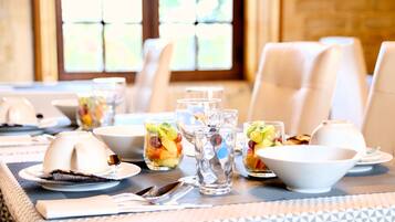 Desayuno continental (EUR 15 por persona)