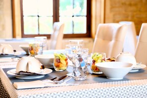 Daily continental breakfast (EUR 15 per person) - Château du Bû (Aurseulles)