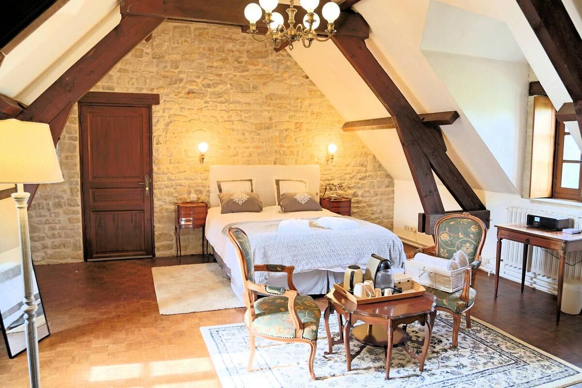 Luxe beddengoed, een kluis op de kamer, een bureau, een laptopwerkplek