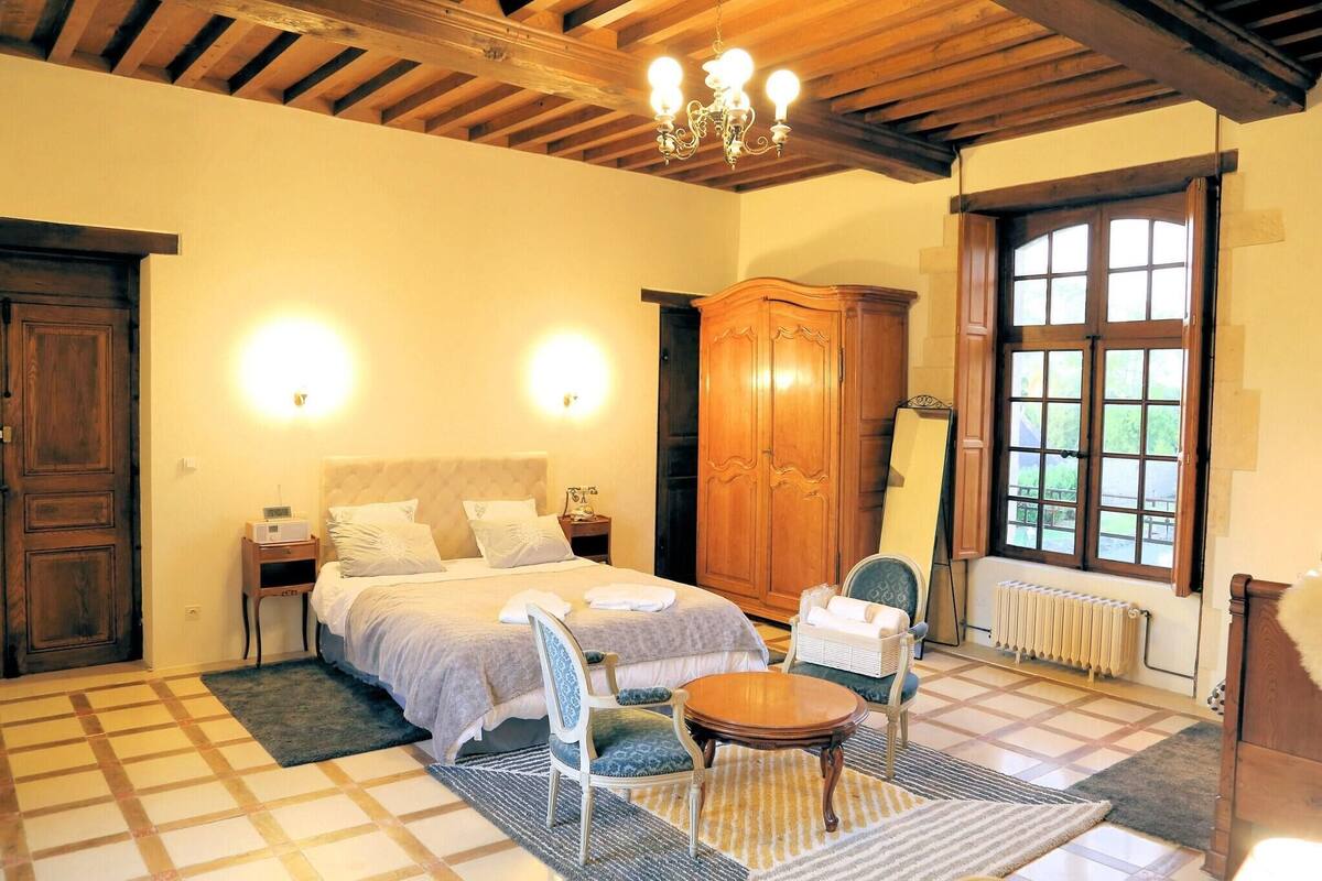 Luxe beddengoed, een kluis op de kamer, een bureau, een laptopwerkplek