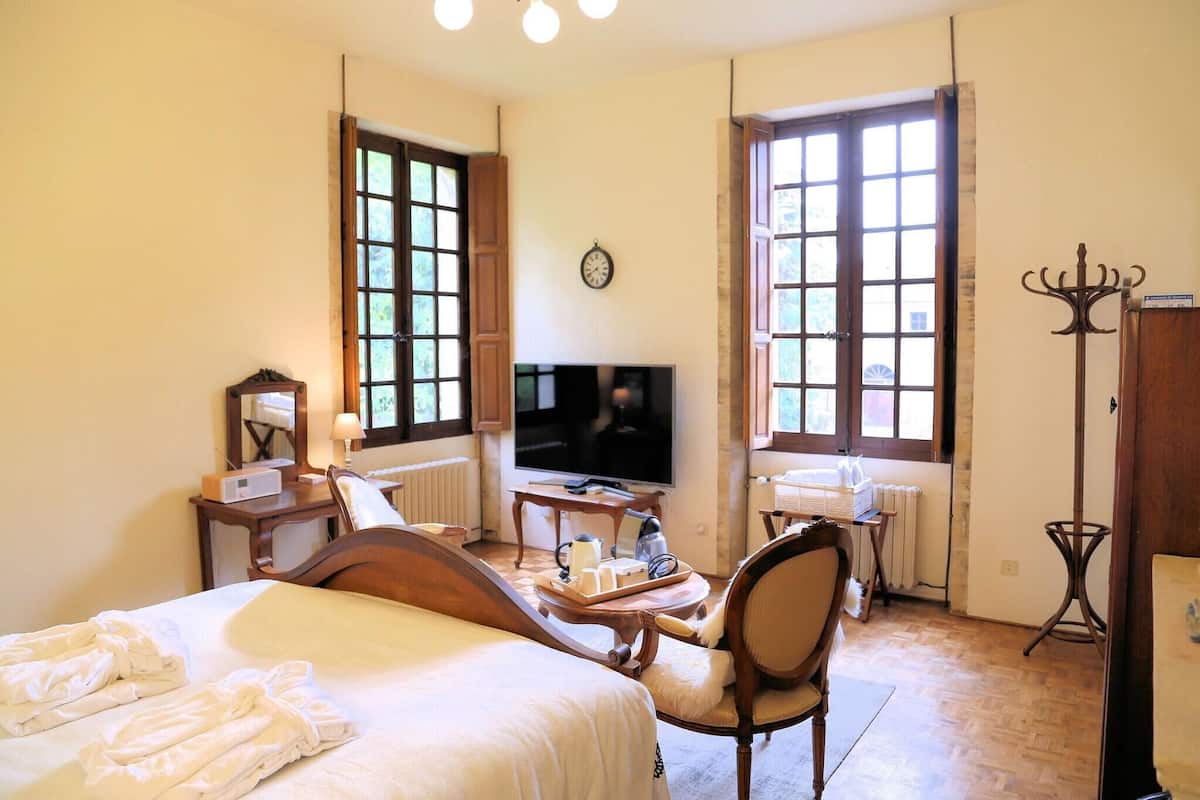 Luxe beddengoed, een kluis op de kamer, een bureau, een laptopwerkplek