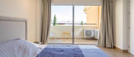 1 slaapkamer, een kluis op de kamer, een strijkplank/strijkijzer