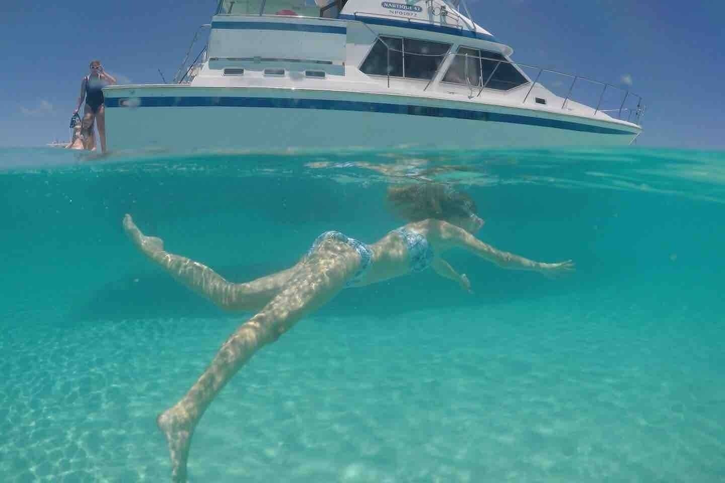 Ein Boot mit einer Kabine und einer Person, die am Bug steht.