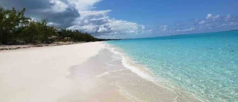 Beach nearby, sun loungers, beach towels