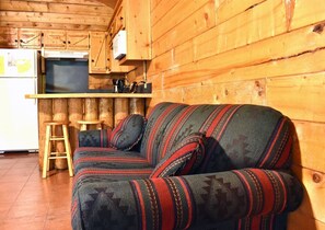 TV - Wilderness Lake Cabin (Broken Bow)