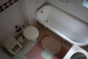 Combined shower/tub, bidet, shampoo, toilet paper - Architect's house (Villa Ortúzar)