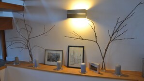A shelf with candles, framed pictures, and branches. - Vue Mont-Blanc, unique, cosy and natural (CORDON)