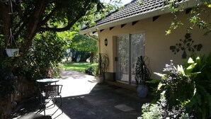 Courtyard - Bell Park B&B & Self Catering (Cathkin Park)
