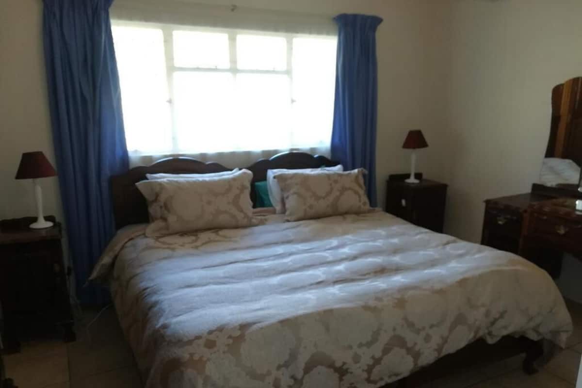 Habitación doble, baño en la habitación | 1 habitación, escritorio, wifi gratis y ropa de cama