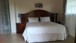 Desk, free WiFi, bed sheets - Bell Park B&B & Self Catering (Cathkin Park)
