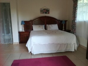 Escritorio, wifi gratis y ropa de cama