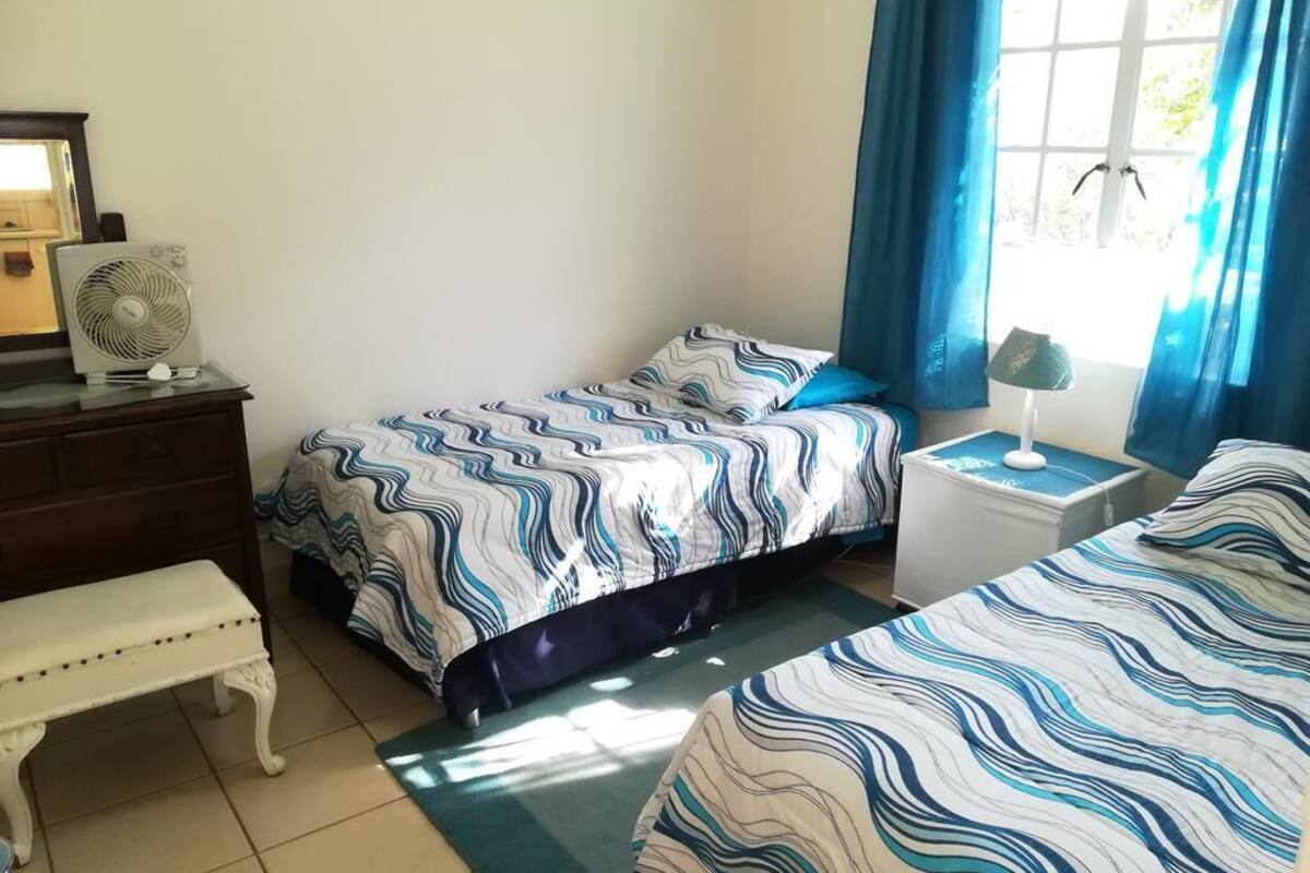 Habitación clásica con 2 camas individuales | 1 habitación, escritorio, wifi gratis y ropa de cama