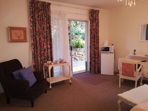 Escritorio, wifi gratis y ropa de cama