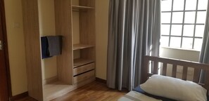 4 habitaciones y espacio para trabajar con laptop 