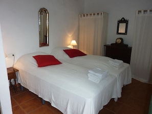 5 bedrooms, desk, soundproofing, iron/ironing board