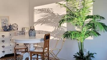 Leilighet – romantic, 1 soverom | Oppholdsområde | LED-TV