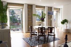 Apartamento família, 2 quartos | Área de estar | TV LED