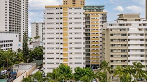 Un edifici alt amb múltiples pisos, balcons i una combinació d'estils arquitectònics.