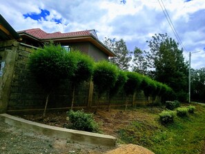 Property grounds - Fully Furnished one bedroom bungalow in Thome, Garden Estate near Windsor Hotel (Nairobi)