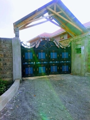 Property grounds - Fully Furnished one bedroom bungalow in Thome, Garden Estate near Windsor Hotel (Nairobi)