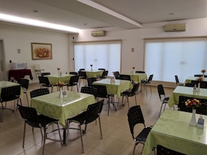 Café da manhã com buffet grátis todos os dias