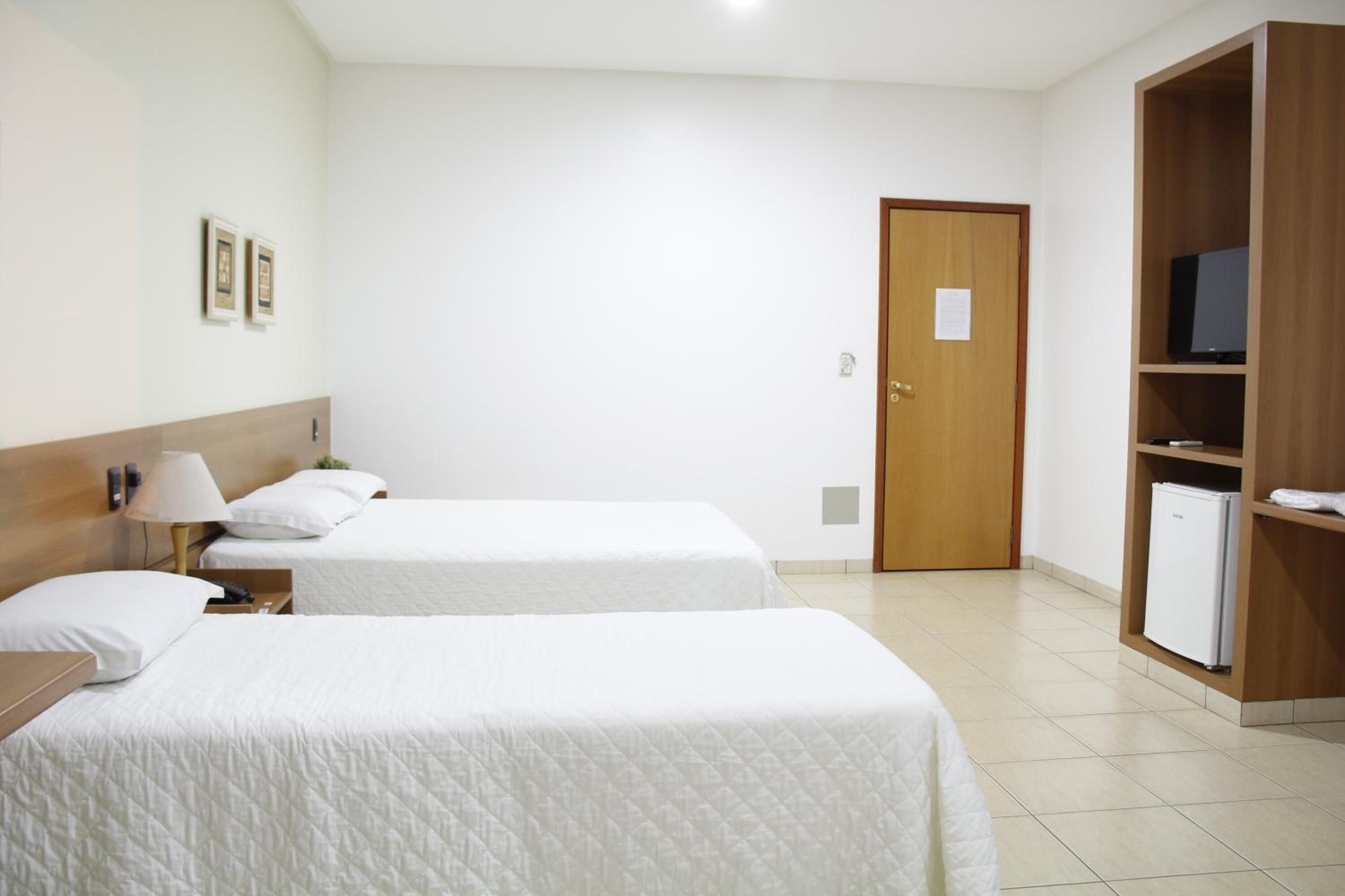 Frigobar, escrivaninha, cortinas blackout, ferros/tábuas de passar roupa