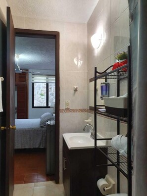 Shower, handuk, sabun, dan sampo